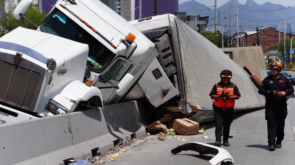 Autoridades resguardaron el cruce de Aarón Sáenz y Blvd. Díaz Ordaz tras la volcadura de un tráiler con doble remolque cargado de plátanos.