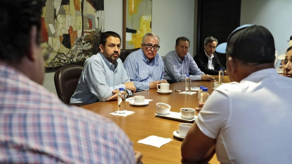 Rubén Rocha Moya se reunió con productores de maíz, quienes mantenían un plantón en Palacio de Gobierno de Sinaloa.