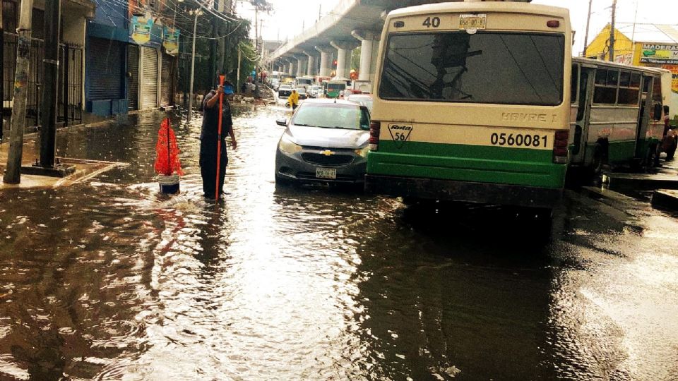 Inundaciones en avenida Tláhuac.