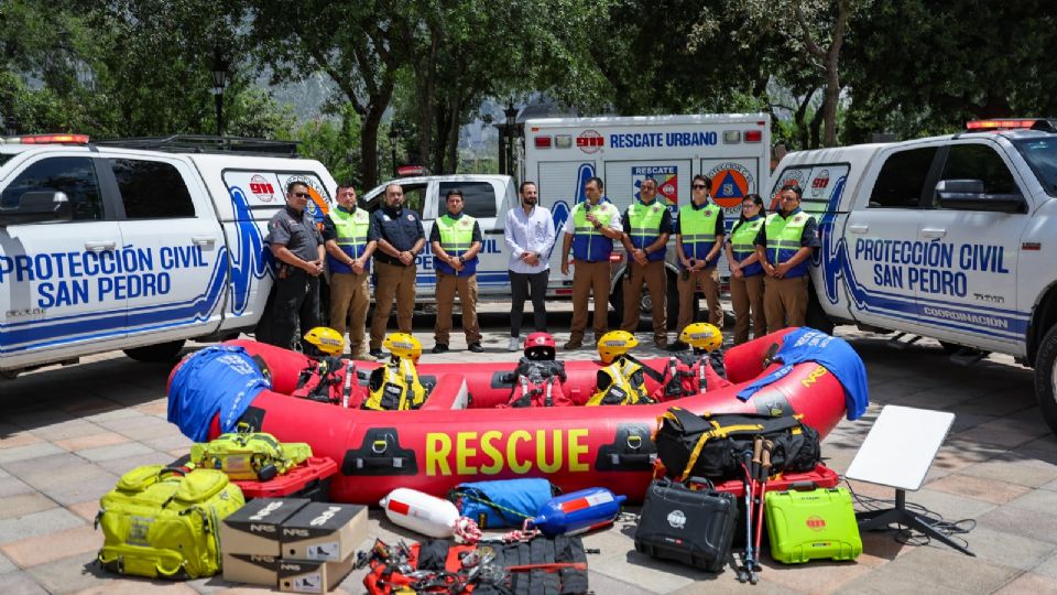 Rescatistas de Protección Civil de San Pedro fueron reconocidos por su labor en Texas tras las severas inundaciones.