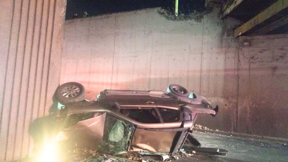 La camioneta Ram quedó a un costado de una de las columnas del Metro.