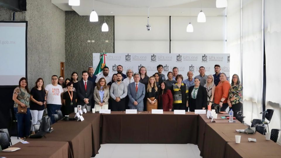 Personas con discapacidad auditiva participaron en la mesa de diálogo sobre la nueva Ley de Educación en el Congreso de Nuevo León.