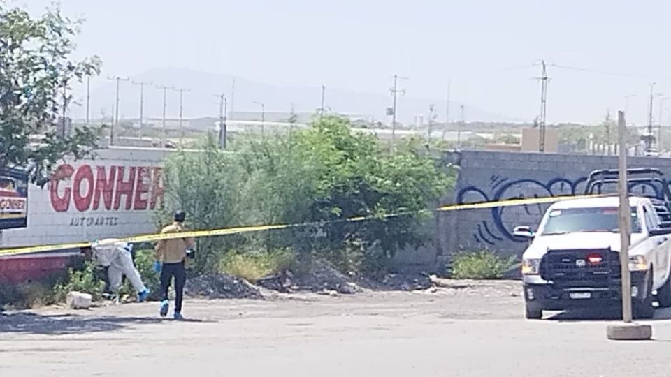 Autoridades localizaron el cuerpo de un hombre maniatado junto a una toma clandestina en Santa Catarina.