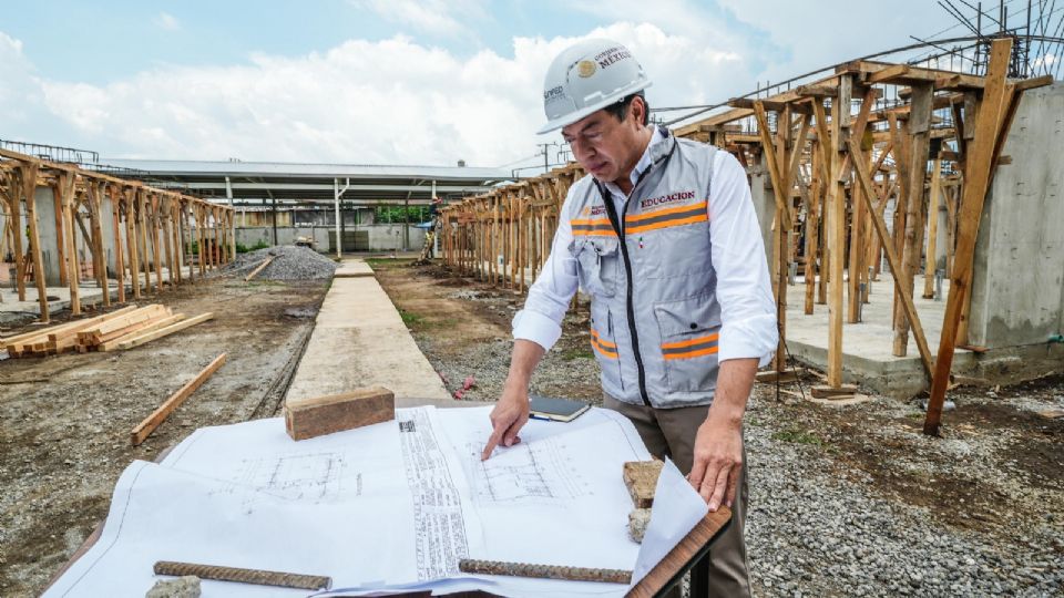 El titular de la SEP, Mario Delgado, supervisa la reconversión de un plantel educativo.