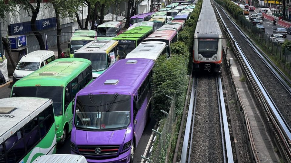Transportistas impiden paso al Zócalo de la CDMX.