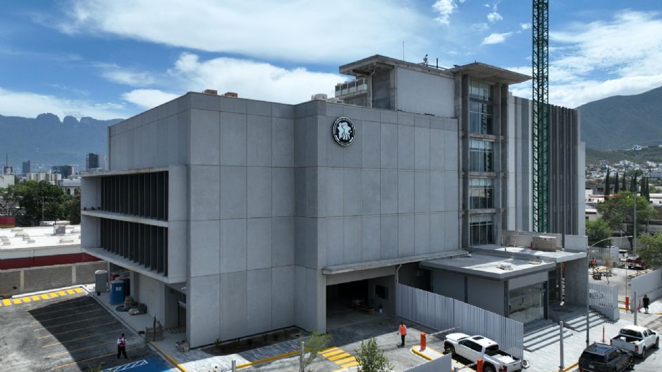 Funcionarios recorrieron las nuevas instalaciones del SEMEFO en Monterrey, que contará con laboratorios forenses de última generación y áreas con acabados hospitalarios.