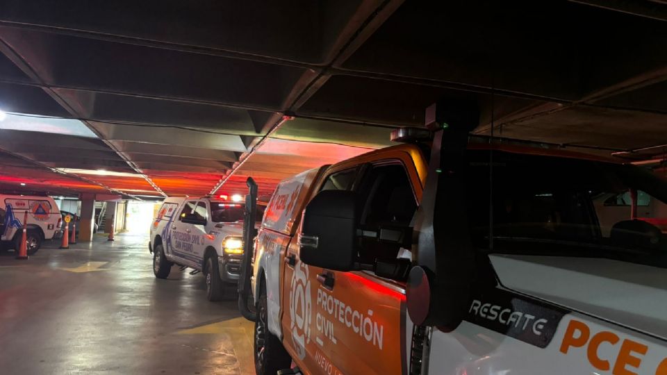 Elementos de emergencia acudieron a las Capillas Marianas Gayosso tras el colapso de un plafón dentro de un elevador en San Pedro.