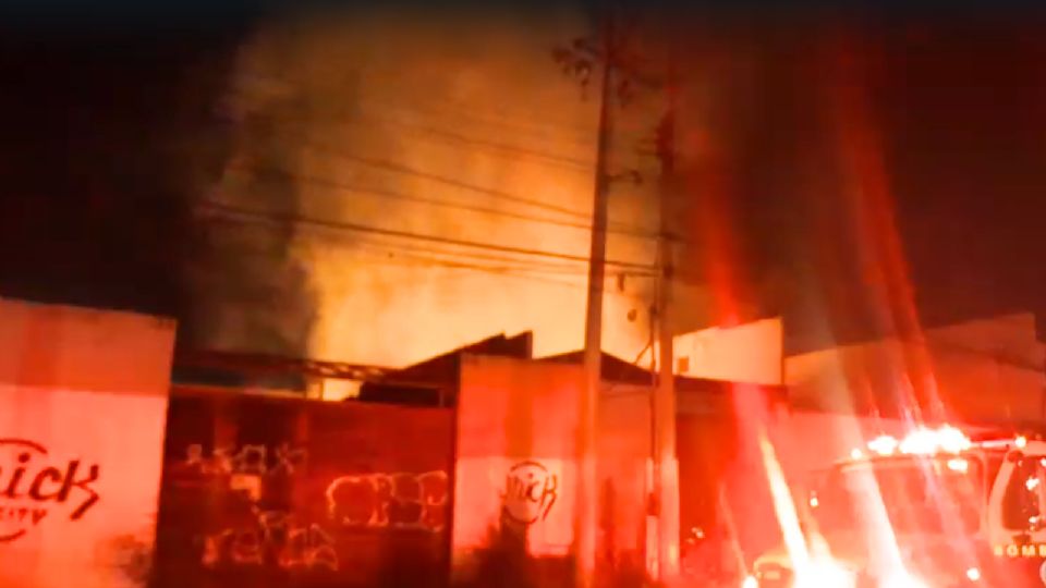 Seis unidades de Bomberos Nuevo León trabajaron para sofocar las llamas.