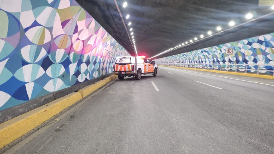 Elementos de Protección Civil acordonaron la zona y cerraron dos carriles a la circulación.