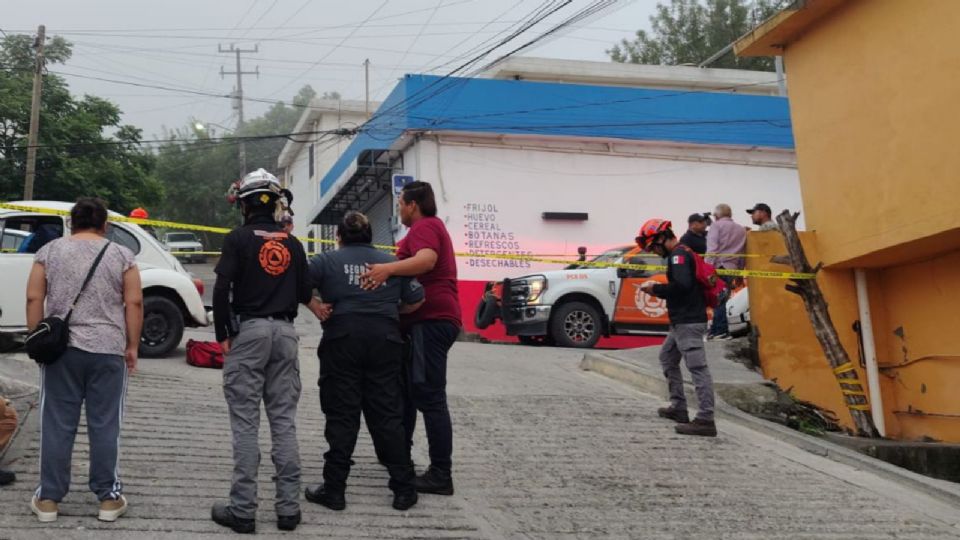 Autoridades de Protección Civil acordonaron la zona del percance.