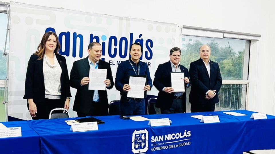 El alcalde Daniel Carrillo y el presidente de Canaco Monterrey, Jaime Herrera, durante la firma del convenio para instalar una sede en San Nicolás.