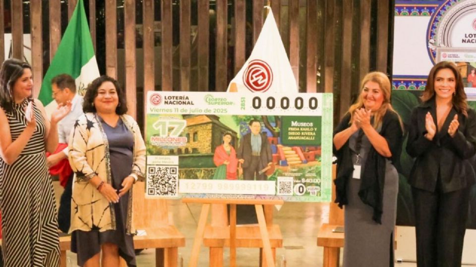 El billete de la Lotería Nacional en honor al legado de Frida Kahlo y Diego Rivera muestra una composición que reúne a la Casa Azul y el Anahuacalli como fondos simbólicos.