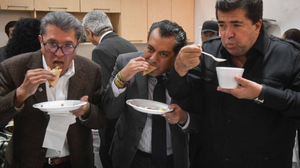 Pedro Haces, diputado de Morena, celebró su cumpleaños con una comida acompañado por sus compañeros: Ricardo Monreal, diputado y coordinador de Morena, y Sergio Gutiérrez.
