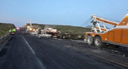 Reabren autopista Monterrey- Saltillo tras choque e incendio de tráileres
