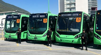 Samuel García entrega 30 nuevos camiones para la Ruta 30 en Monterrey