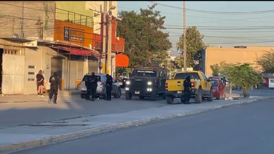 Policías estatales y municipales aseguraron la zona tras una riña juvenil en Valles de San Bernabé.