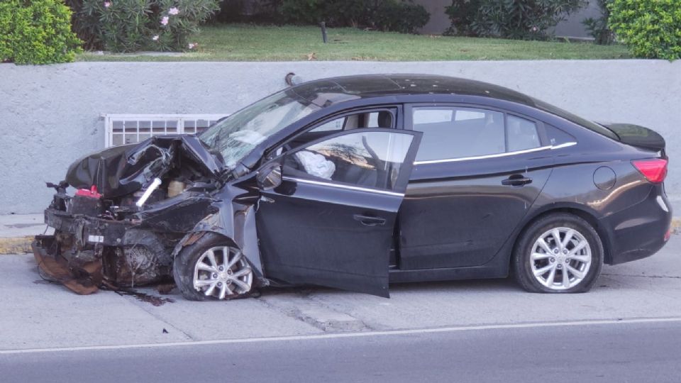 El vehículo quedó impactado contra una torre de alta tensión y obstruyó el carril central del Bulevar Antonio L. Rodríguez en Monterrey.