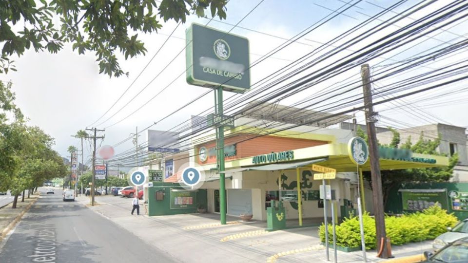 Policías resguardan la casa de cambio en Real de San Agustín tras el asalto donde un adolescente fue herido por arma de fuego.