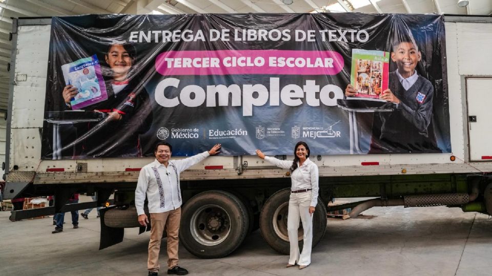 Mario Delgado en la entrega de libros de texto gratuito.