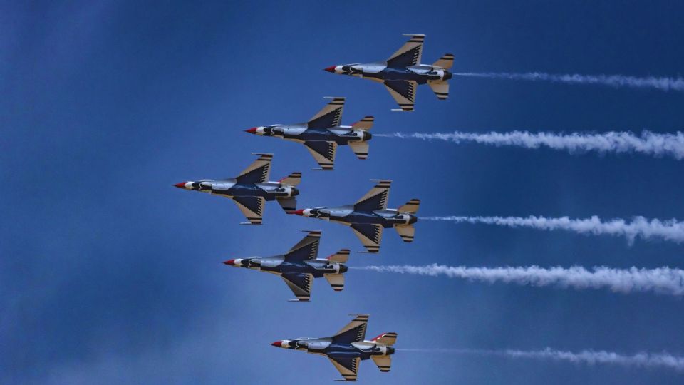 Se estrella avión militar F-35C en California; piloto ileso. El modelo ha enfrentado fallas de mantenimiento y operación.