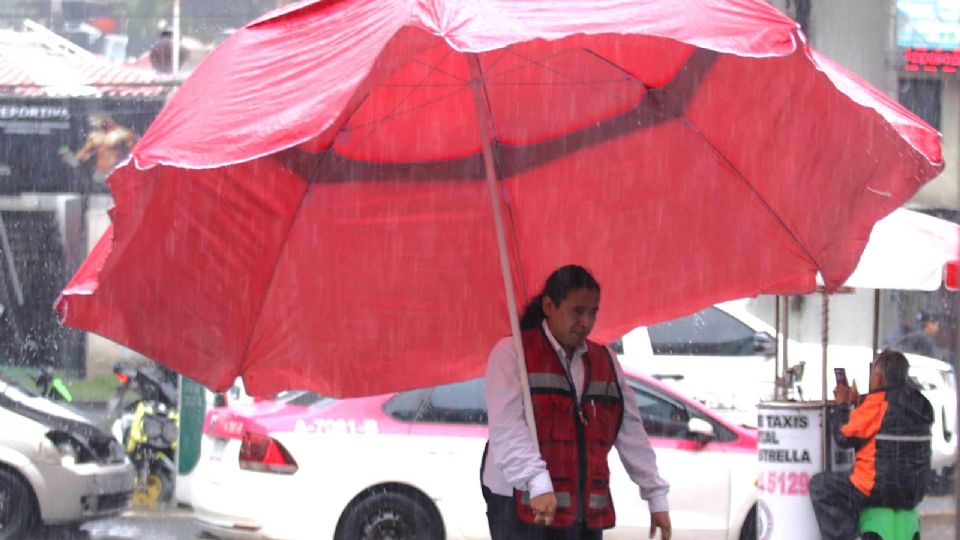 Los bomberos capitalinos también se desplegaron para atender tres cortocircuitos.