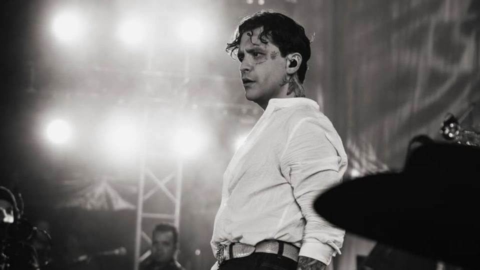 Nodal lanzó indirectas contra Chicharito en su concierto