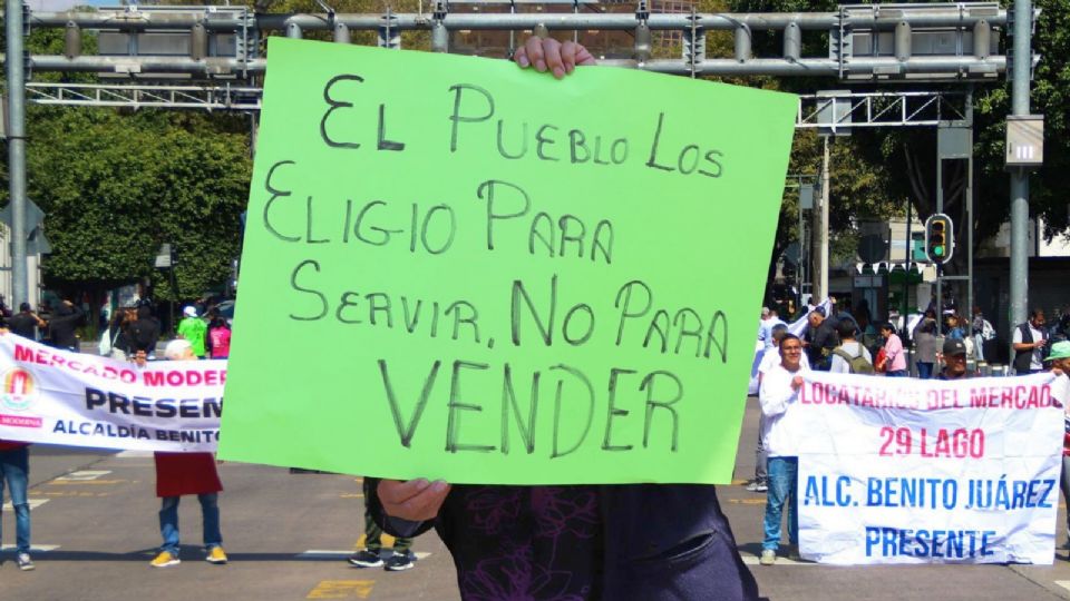 Comerciantes reclaman a legisladores por prácticas desleales cerca de mercados.