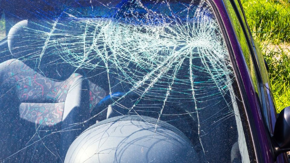 Policías de Tránsito con apoyo de una grúa retiraron el vehículo que fue llevado a un depósito vehicular.