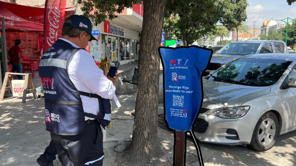 La nueva modalidad del pago para los parquímetros permitirá a los automovilistas pagar desde su celular.