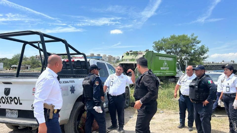 Tras el ataque, oficiales de Escobedo localizaron el camión recolector en un terreno baldío.