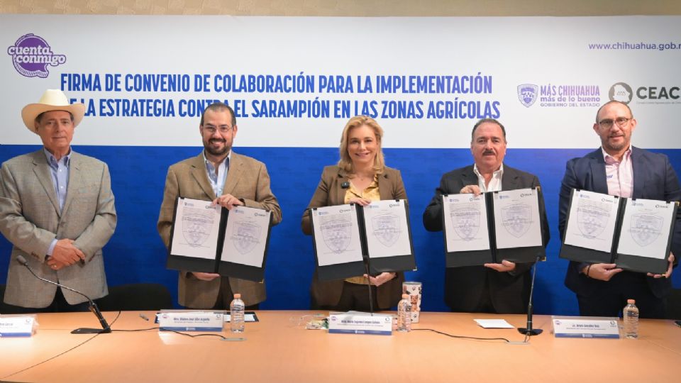 Firma la gobernadora de Chihuahua un convenio con agremiados al Consejo Estatal Agropecuario, para  facilitar la inoculación de los trabajadores del campo.