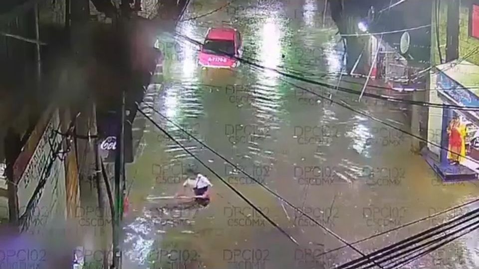 La lluvia es intensa en algunos puntos y reduce la velocidad en avenidas como Calzada de Tlalpan.