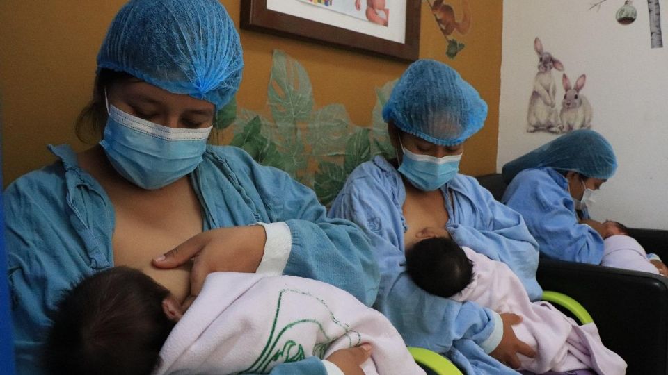El Hospital 23 del IMSS en Nuevo León promueve la lactancia materna con infraestructura, personal capacitado y atención especializada desde el nacimiento.