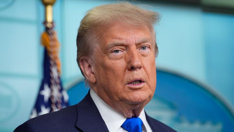 Donald Trump, presidente de EU, firma orden para elevar hasta 50 por ciento los aranceles a Brasil.