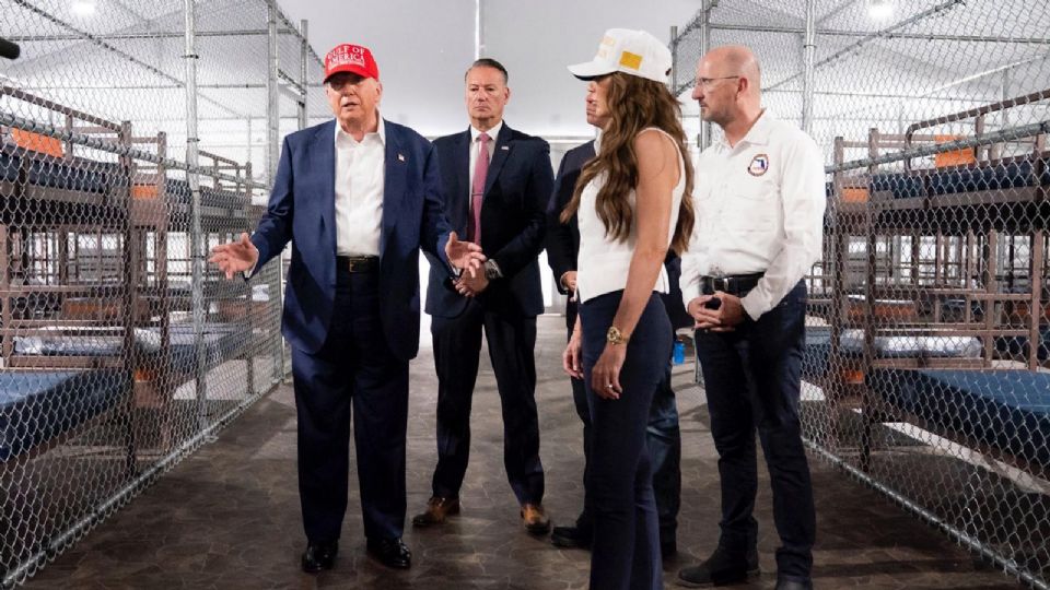 La visita de Trump a Alligator Alcatraz estuvo marcada por sus burlas sobre los peligros que correrán los reclusos que intenten huir por la presencia de caimanes en los alrededores.