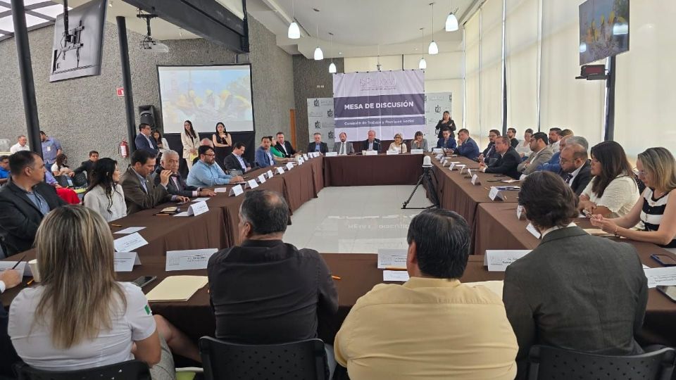 Líderes empresariales, sindicales y legisladores participaron en el análisis técnico de la reforma laboral en el Congreso de Nuevo León.
