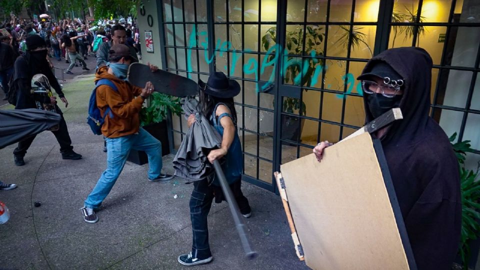 Integrantes de colectivos anarquistas y feministas realizaron actos vandálicos mientras se llevaba a cabo la primera protesta en contra de la gentrificación.