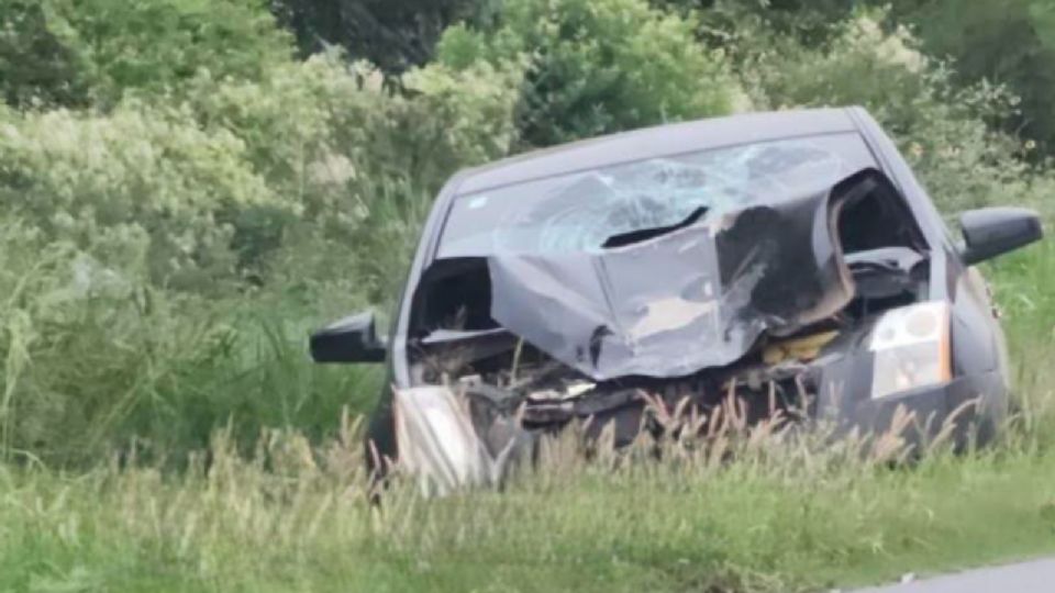 La pareja viajaba en la motocicleta y el automóvil los impactó de frente, la mujer perdió la vida en el lugar.