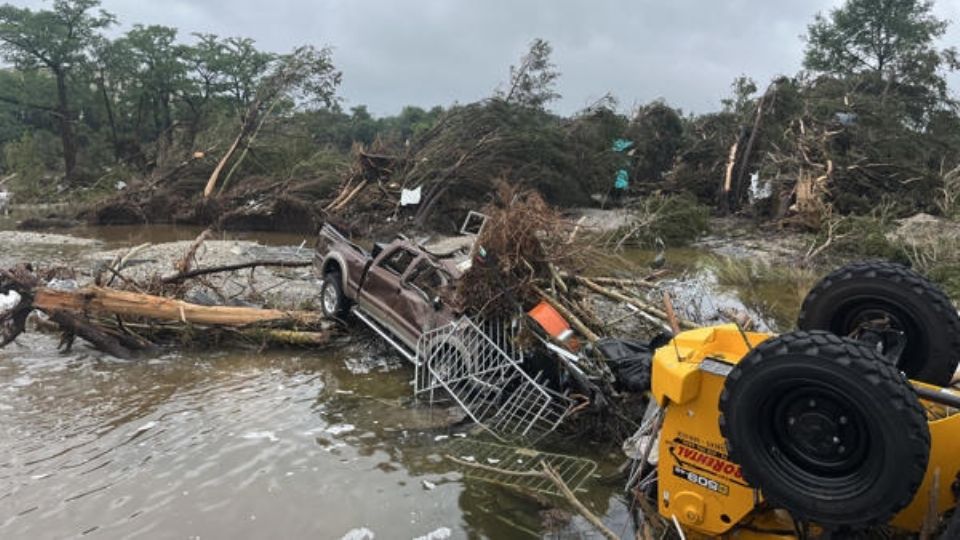 Por inundaciones en Texas, Donal Trump emite una declaracion de emergencia.