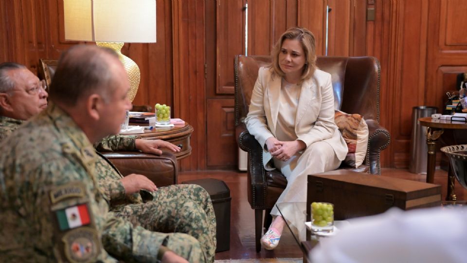 Maru Campos, gobernadora de Chihuahua, recibe en Palacio de Gobierno al comandante de la XI Región Militar, Eufemio Ibarra Flores.