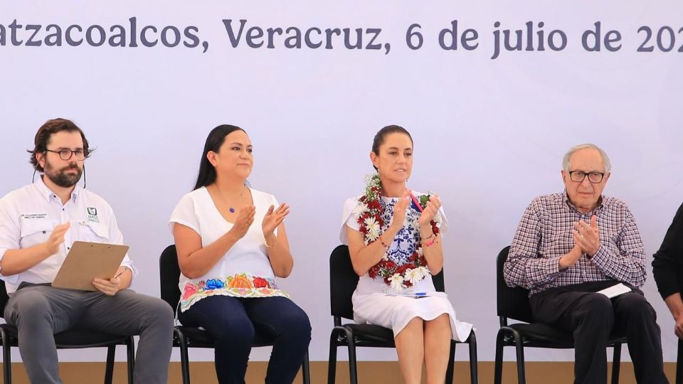 La titular de Bienestar, Ariadna Montiel, acompaña a la presidenta Claudia Sheinbaum.