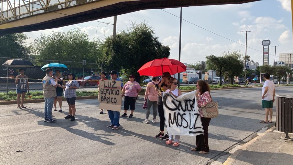 Vecinos del centro de Monterrey bloquearon Venustiano Carranza para exigir el restablecimiento del servicio eléctrico.