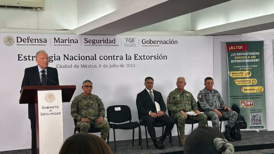 Alejandro Gertz Manero, titular de la FGR, en rueda de prensa.