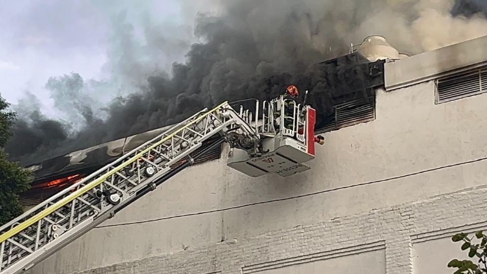 Bomberos de la CDMX atienden un incendio en una bodega en la alcaldía Venustiano Carranza.