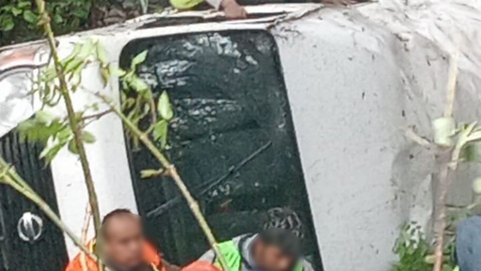 Elementos de la SSC apoyaron a 18 obreros que cayeron en una camioneta a un barranco en la alcaldía Álvaro Obregón.