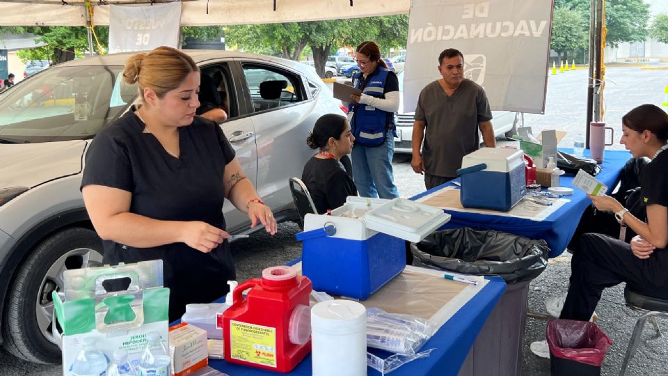 Personal de Salud aplica vacunas contra el sarampión en los módulos instalados por el municipio de San Nicolás.