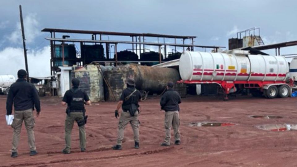 Elementos de la FGR decomisaron 933 mil litros de hidrocarburo en Veracruz.