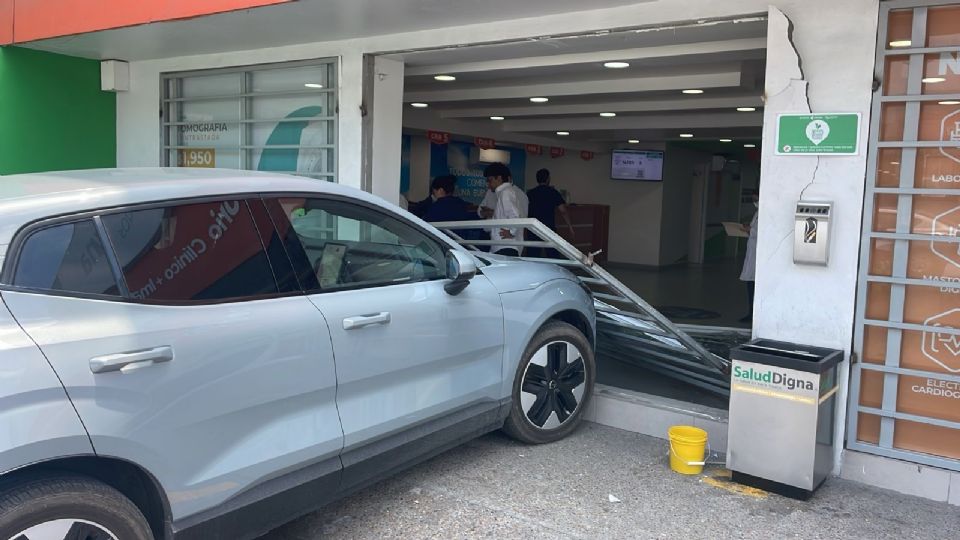 El auto derribó un ventanal y parte del muro frontal de la clínica en San Nicolás.