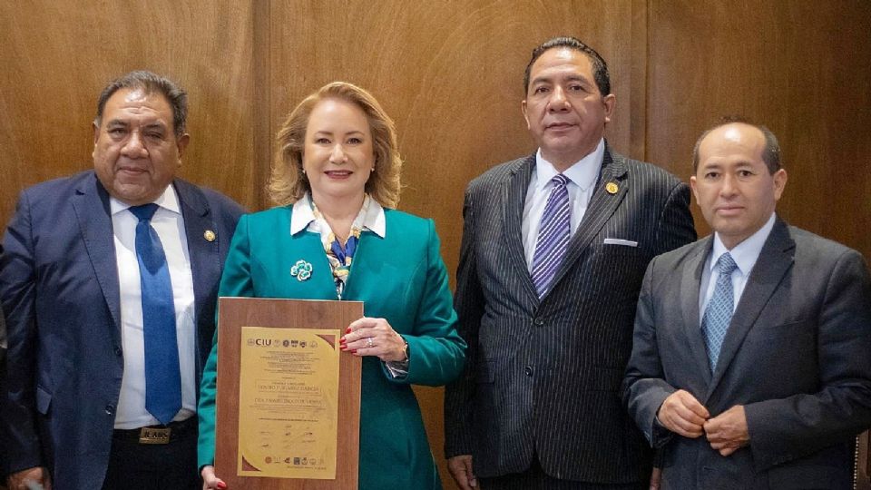 Yasmín Esquivel Mossa recibe reconocimiento por su labor jurista.