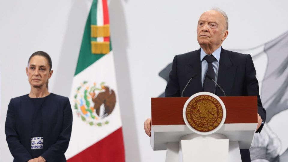 Alejandro Gertz Manero, titular de la FGR, responde preguntas de la prensa durante la conferencia matutina en Palacio Nacional.